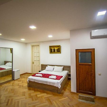 Nana'S Guesthouse 바투미 외부 사진