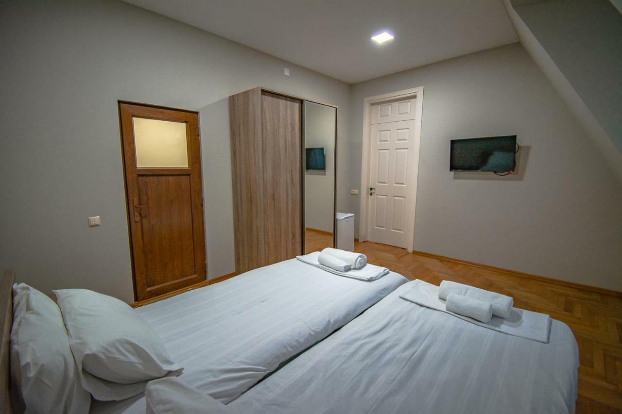 Nana'S Guesthouse 바투미 외부 사진